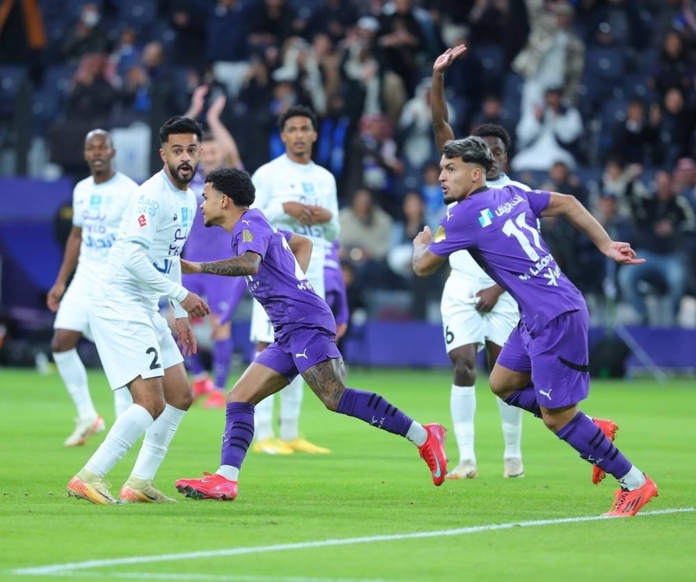 اهتمام رباعي يهدد برحيل محترف الهلال