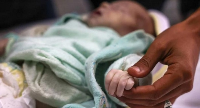 وفاة 5 أطفال رضع في غزة بسبب البرد القارس وسط تحذيرات من كارثة إنسانية
