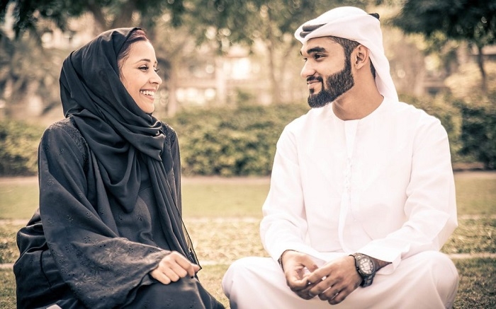 جدل في مواقع التواصل حول حظر غير المواطنين من التحدث باللهجة الإماراتية في وسائل الإعلام