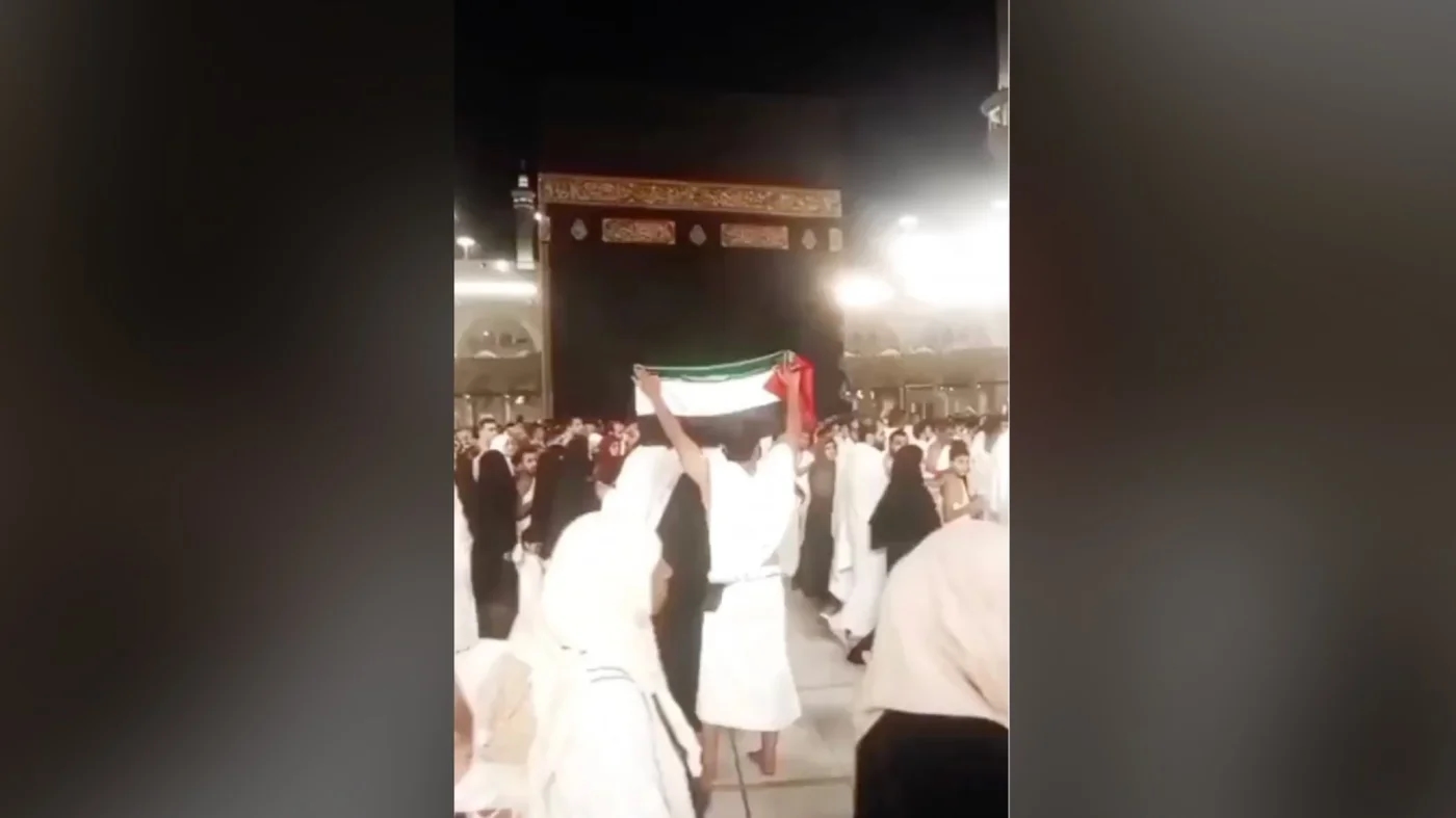 اعتقال حاج مصري رفع علم فلسطين في مكة يثير موجة غضب على الإنترنت