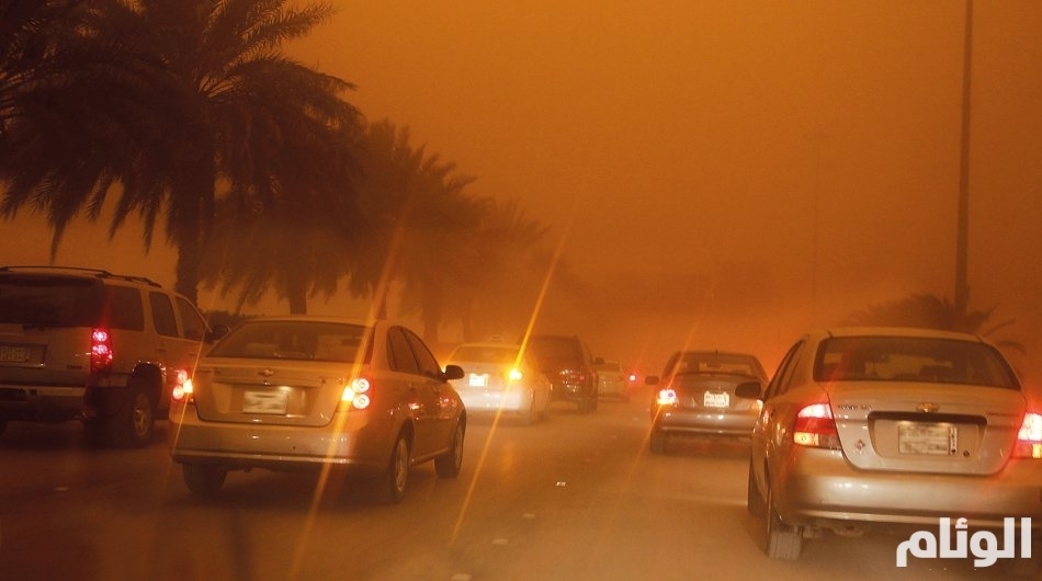 استمرار العوالق الترابية على الرياض حتى العاشرة مساءً وتحذيرات بتدني الرؤية