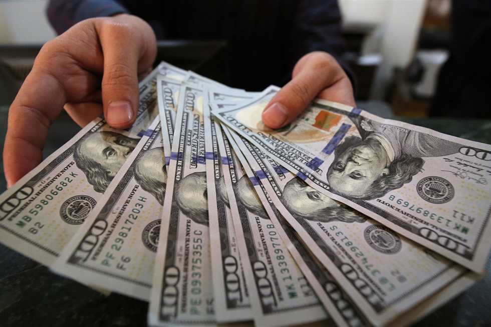 الدولار يتراجع وينهي مكاسب استمرت لأربعة أسابيع