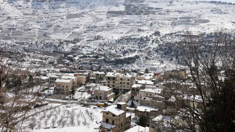 الثلوج تقطع طرق جبلية بلبنان وتحذيرات من الأرصاد