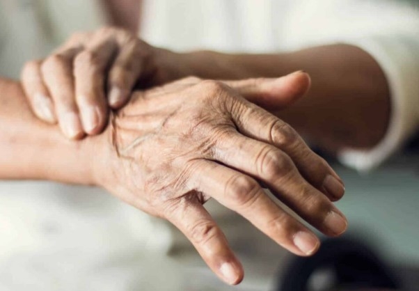 تقدم جديد في أبحاث باركنسون.. كشف دور بروتين رئيسي