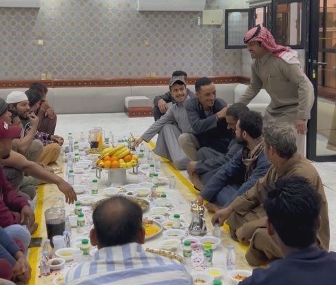 عشر سنوات من الإحسان.. مائدة مبارك الثنيان تجمع الصائمين في حفرالباطن