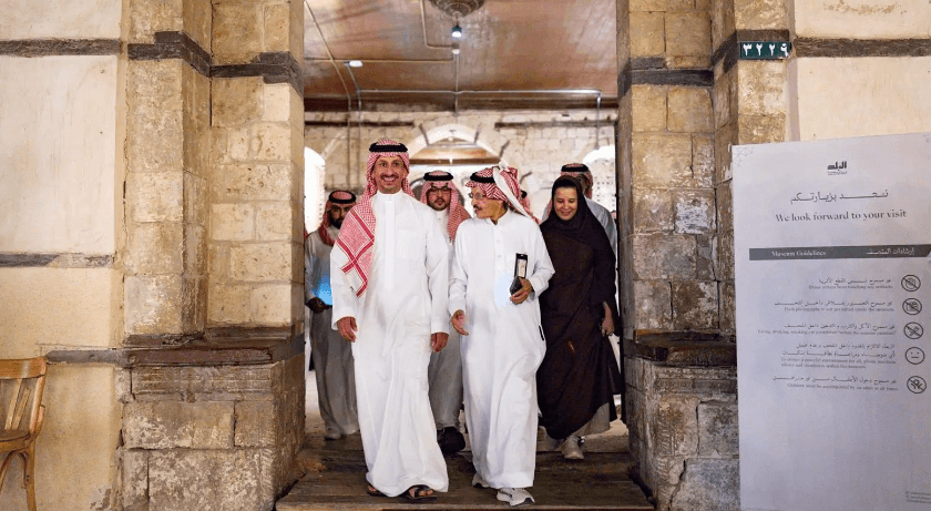 وزير السياحة يزور جدة ويتجول في معالمها السياحية