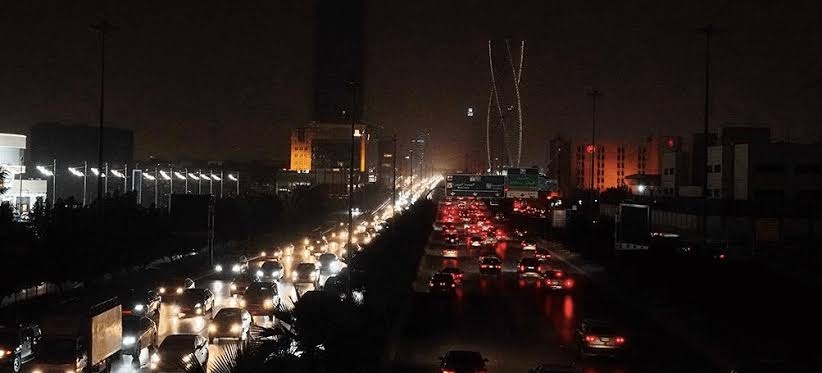 المدن الكبرى تطفئ أضواءها.. ظلام رمزي يضيء الوعي البيئي