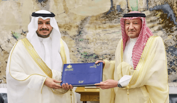 ينطلق غدا في الرياض.. نائب وزير الخارجية يتسلم شارة 'منتدى الاستثمار الرياضي'