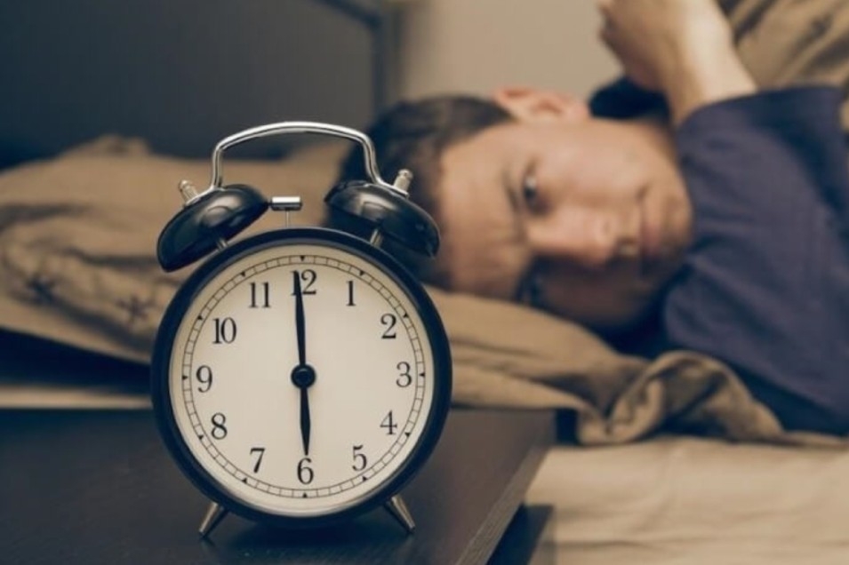 استيقاظك المفاجئ قبل رنين المنبه.. إنذار صحي لا تتجاهله