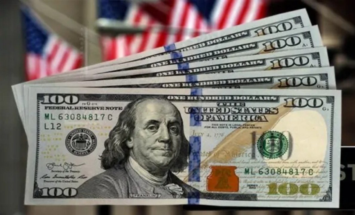 تراجع الدولار مع تباطؤ مبيعات التجزئة الأمريكية
