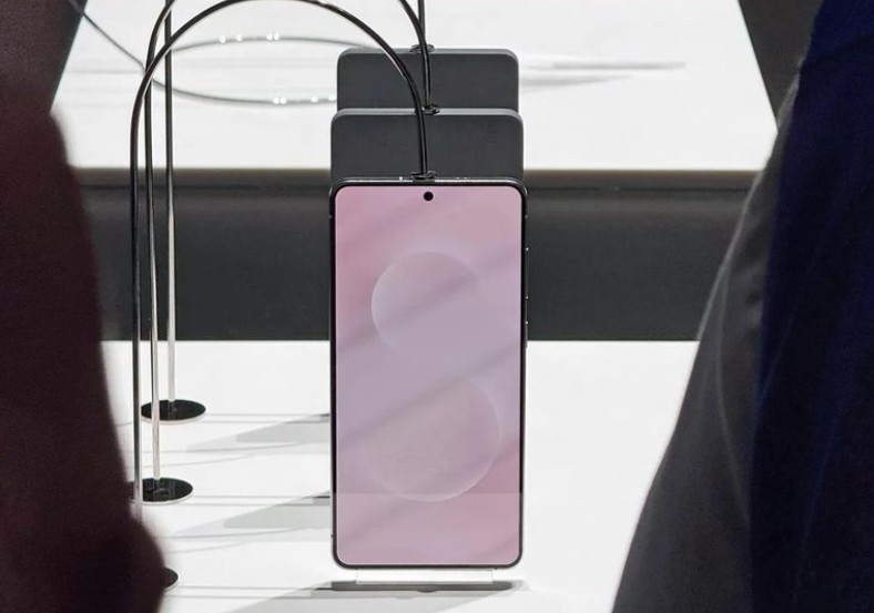 زجاج حماية مبتكر في أنحف هواتف سامسونج 'Galaxy S25 Edge'