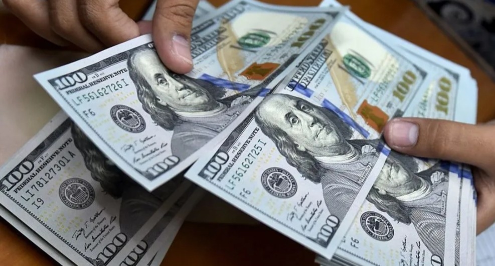 الدولار يواصل الهبوط وسط تعثر قانون الضرائب