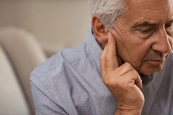 دراسة: أجهزة السمع تقلل الشعور بالوحدة لدى كبار السن