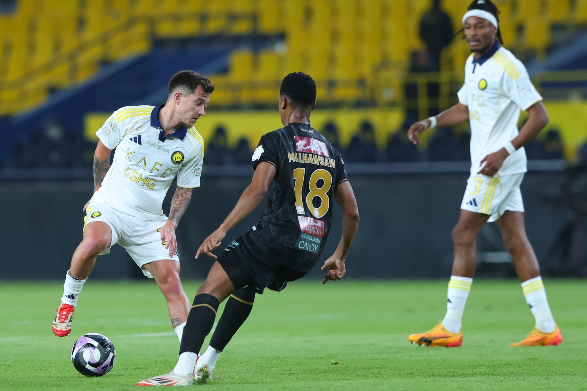 النصر يتخطى عقبة الخليج بهدفي دوران ورونالدو