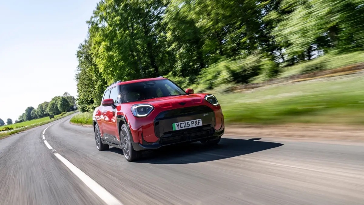 ميني تطلق نسخًا كهربائية من JCW بمدى 371 كلم