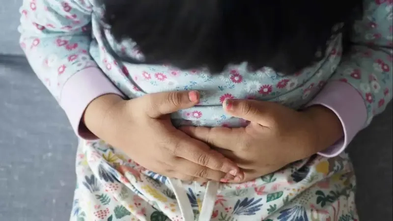 ما علاقة الفقر والتوتر في الطفولة بصحة الأمعاء؟