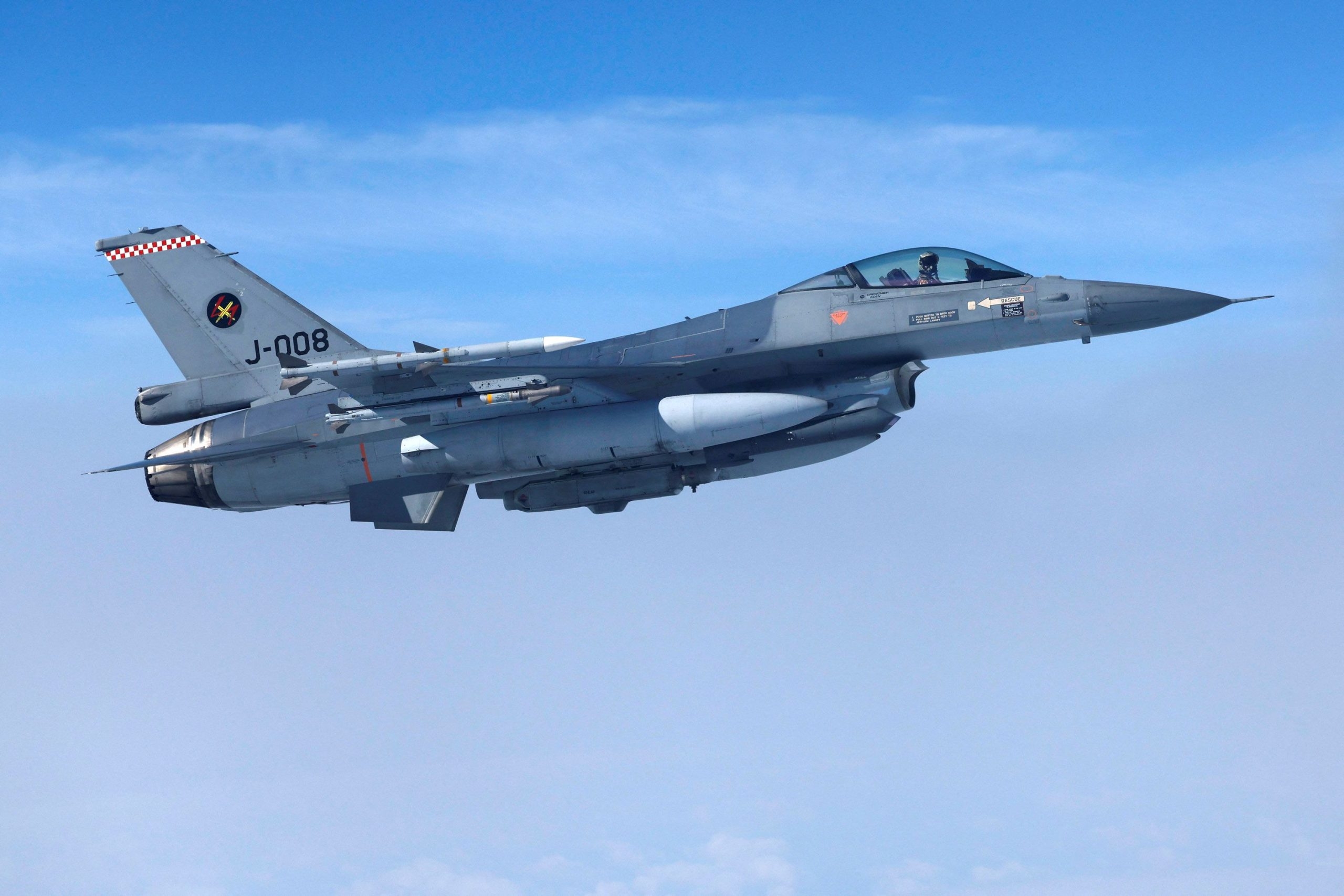 تحطم مقاتلة F-16 أوكرانية ونجاة الطيار