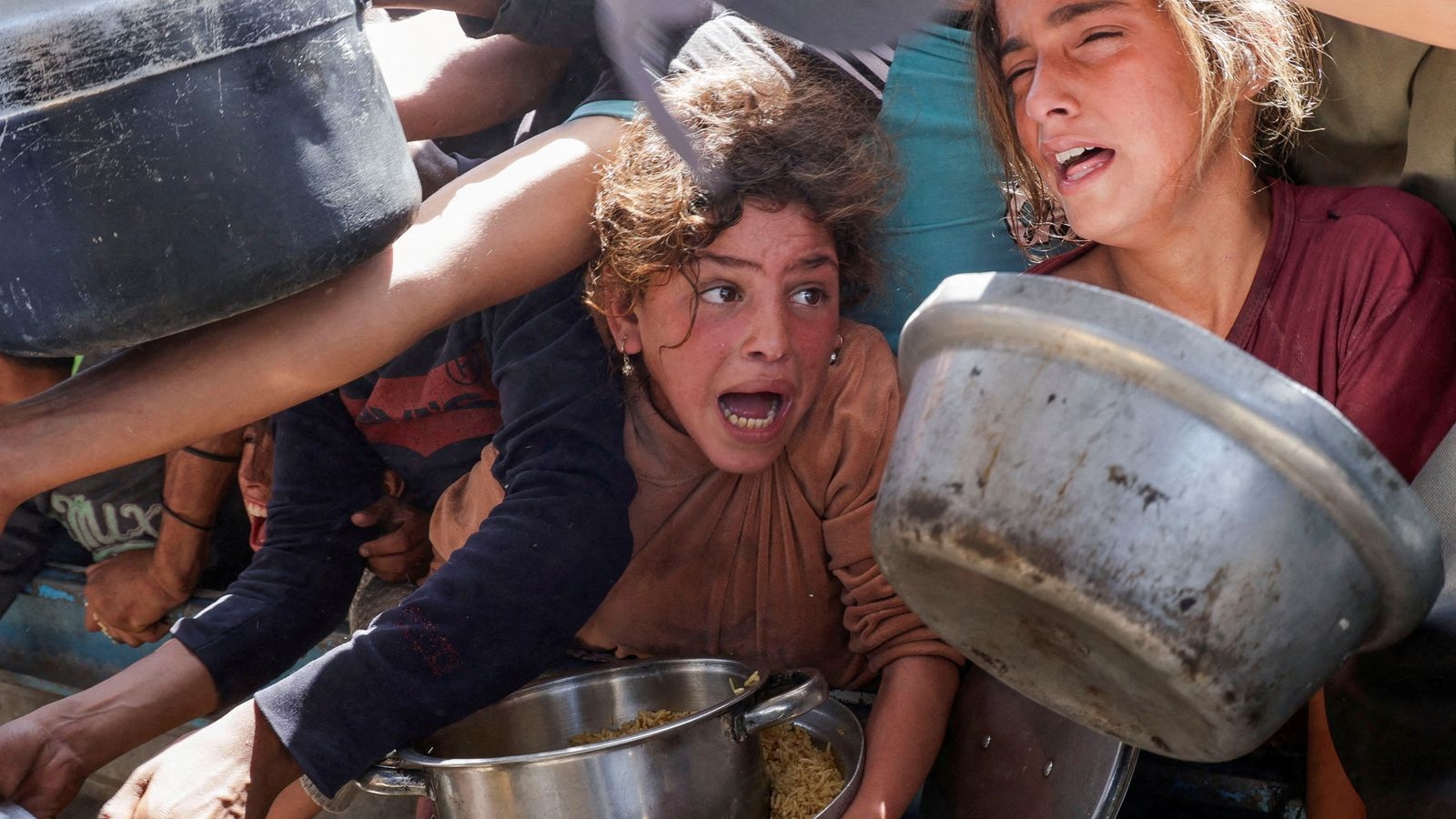 إسرائيل تسمح بإدخال مواد غذائية لغزة