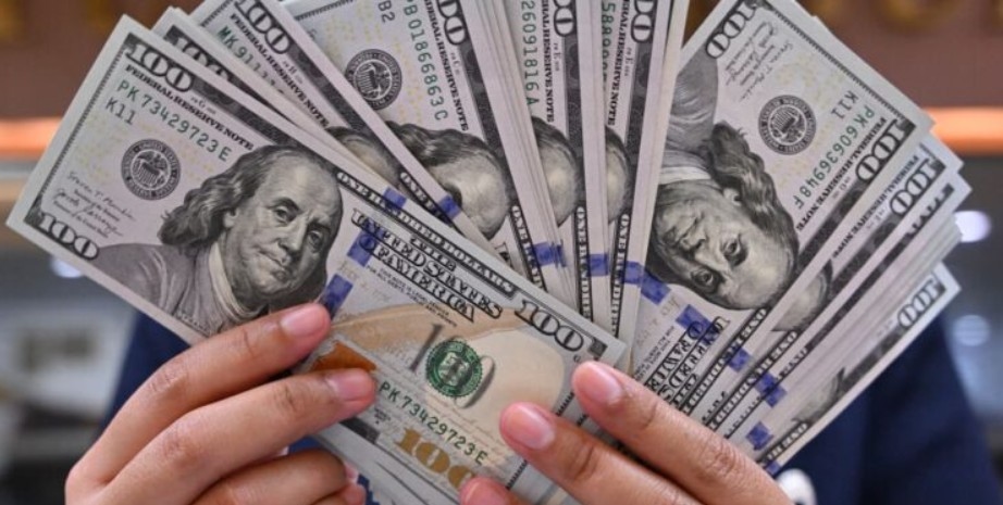الدولار يتراجع لكن يحافظ على مكاسب أسبوعية طفيفة