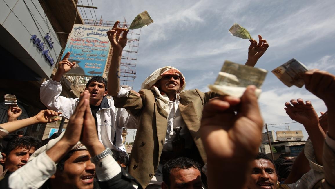 عدن تشتعل بالأسعار بعد تجاوز الدولار حاجز 3 آلاف ريال