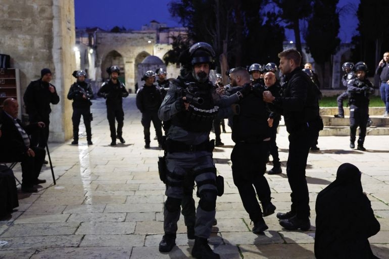 تحت حماية الاحتلال.. مستوطنون يقتحمون الأقصى ويعتدون على الفلسطينيين في الضفة والقدس