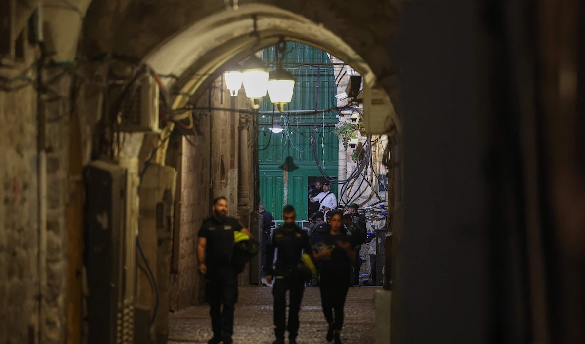 إصابة ضابط صهيوني في عملية طعن بالقدس واستشهاد المنفذ والمقاومة تبارك