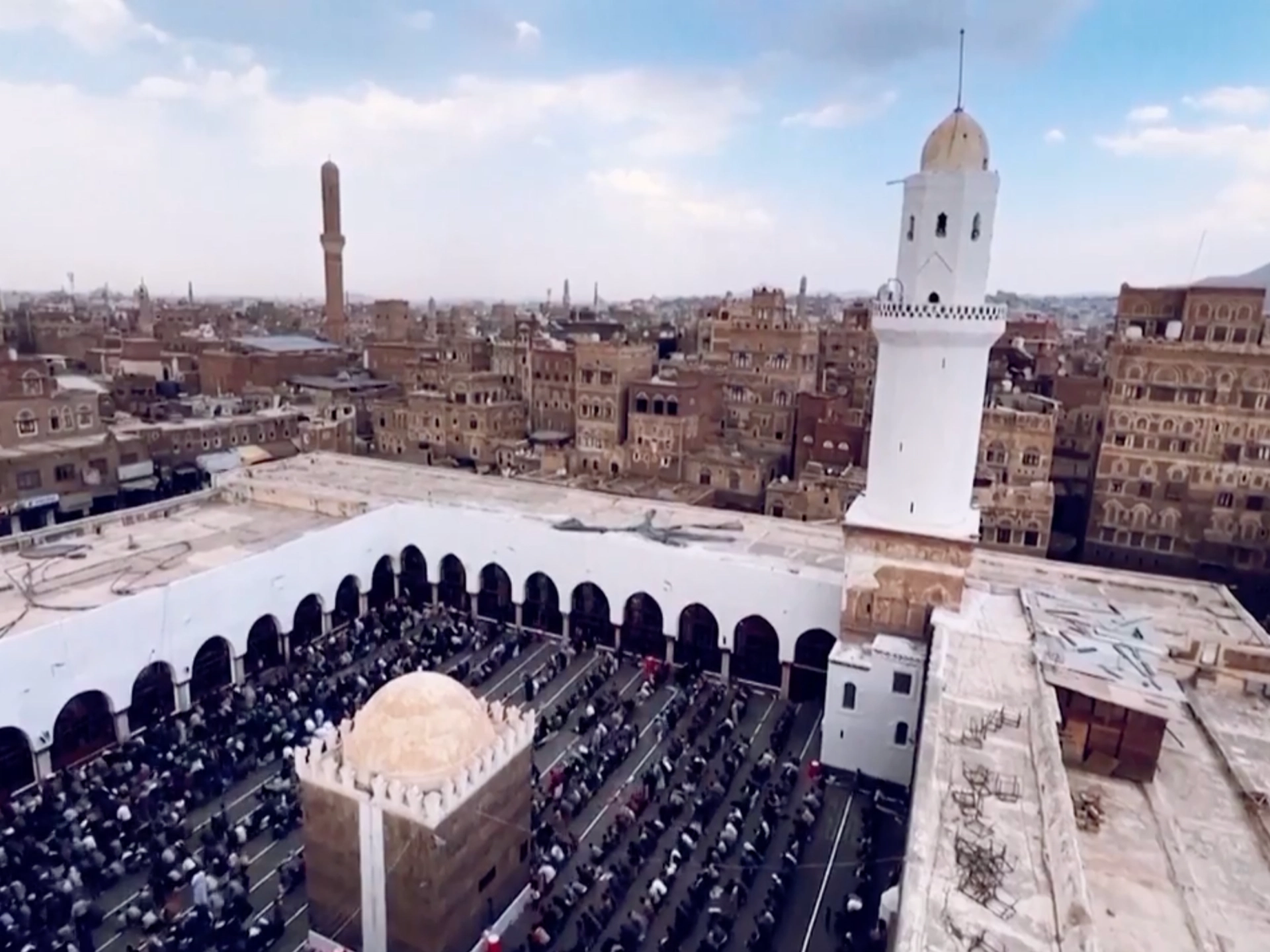أدى جموع المصلين صباح اليوم صلاة عيد الأضحى المبارك في أجواء إيمانية وروحانية مهيبة بالعاصمة صنعاء وعدد من المحافظات