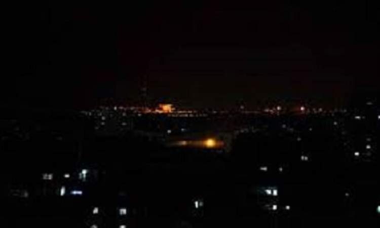 حر خانق.. وانقطاع كهرباء.. وغلاء فاحش في عدن : مواطنون في دوامة معاناة لا تنتهي