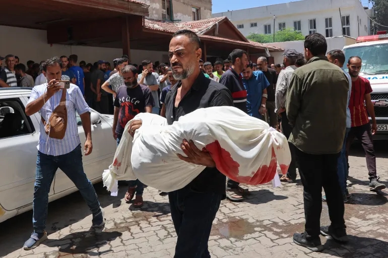 65 شهيداً في غزة والمقاومة تدمر دبابة وآلية إسرائيلية بخان يونس وسط تحذيرات صحية من كارثة إنسانية