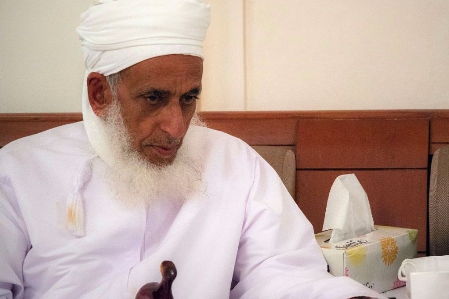 الشيخ الخليلي: أفلا يتدبّر المطالبون بتسليم السلاح تحذير القرآن الكريم من أيّ غفلة عنه؟