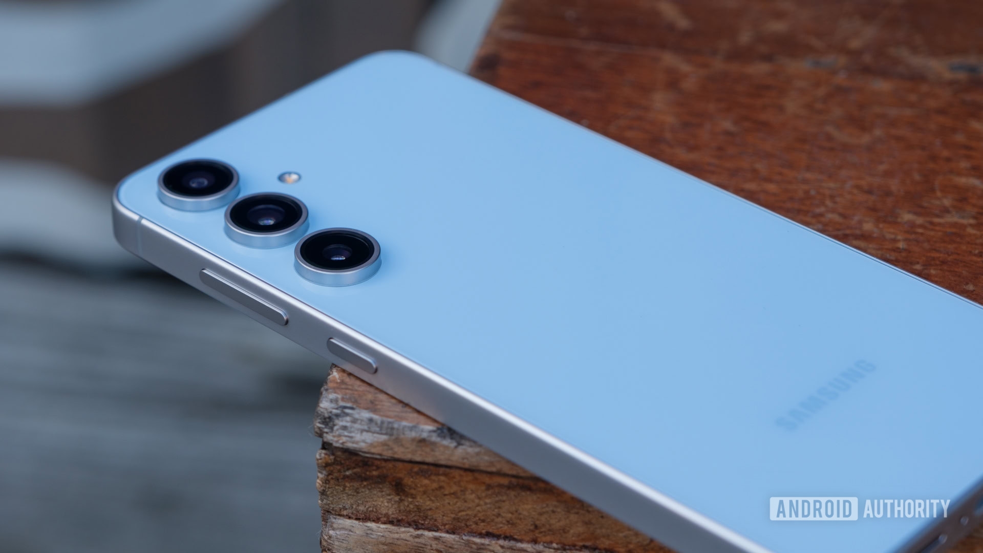 Galaxy S25 FE is looking a bit blue in its latest leak