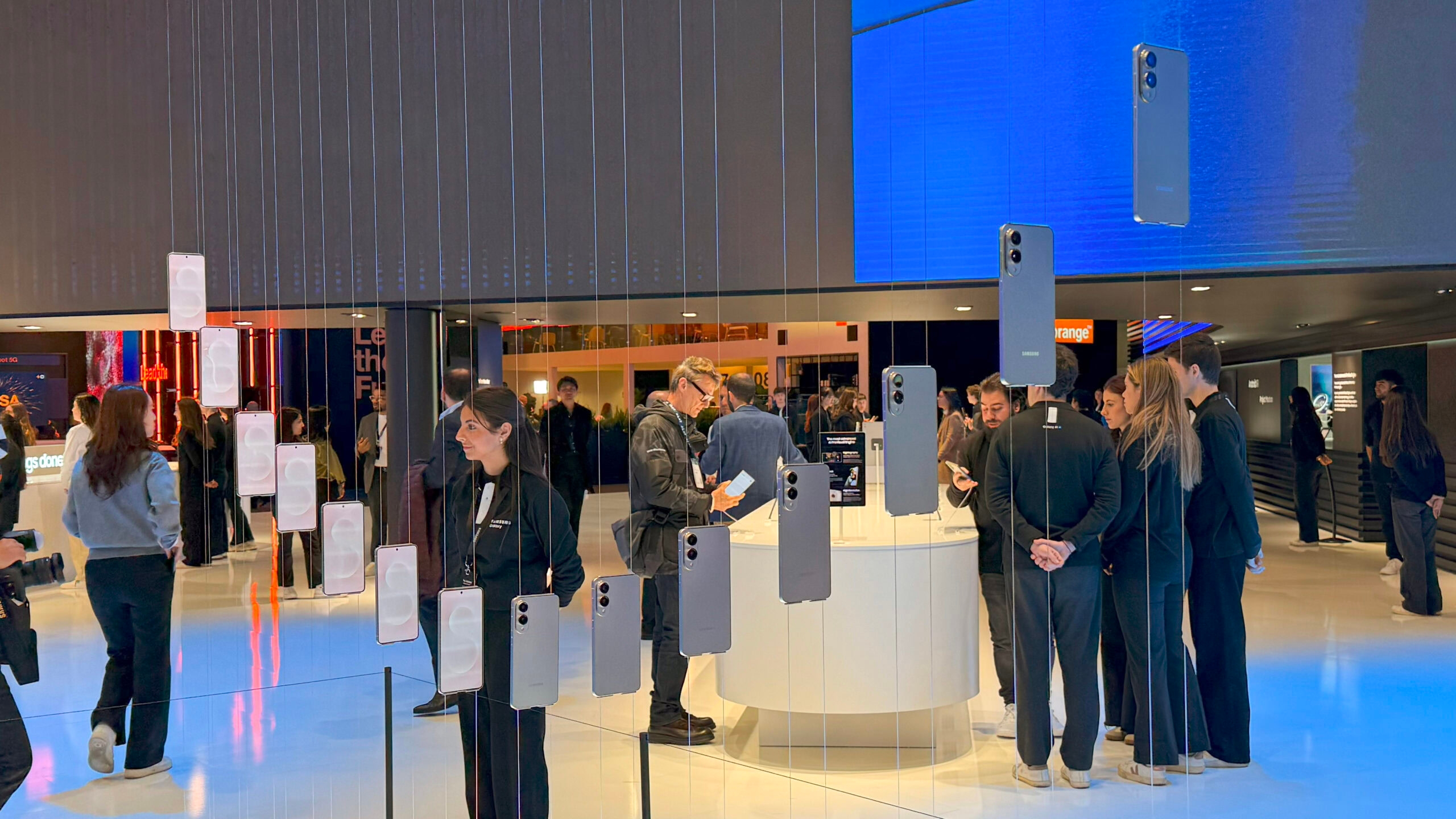 Manufacturers think you want thinner phones, but survey shows otherwise