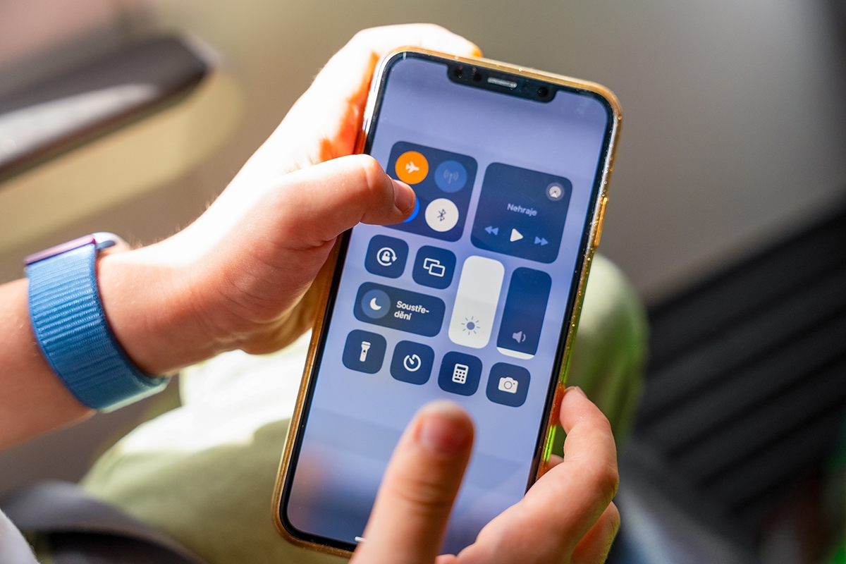 Airplane mode: Do we really need it in 2025? Experts weigh in