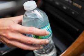 : احذر: مادة BPA في زجاجات المياه البلاستيكية تضعف عظامك.. دراسة صادمة