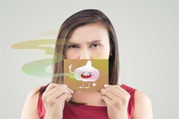 : 6 طرق للتخلص من رائحة الثوم في الفم..منها مضغ أوراق النعناع..