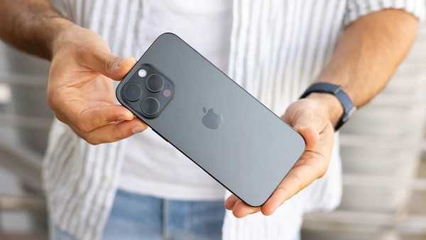 : Apple تخطط لإصدار آيفون برو خاص في ذكرى تأسيسها الـ20