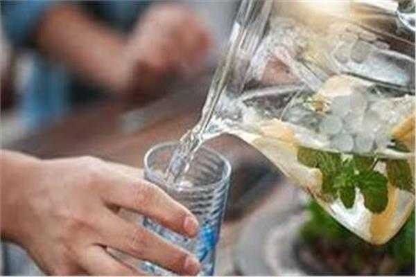 : تعرف على فوائد وأضرار شرب المياه بعد الوجبات مباشرةً