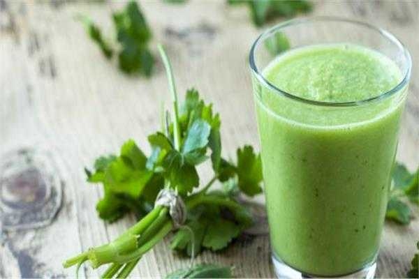 : فوائد مشروب البقدونس والكرفس منها تعزيز صحة الكلى والقلب..