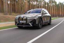 : بالفيديو : تجربة قيادة iX الكهربائية من BMW موديل 2025