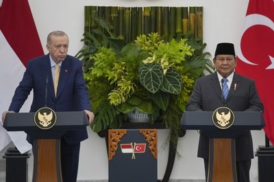 Leaders of Indonesia and Turkey hold talks on defense and economic ties