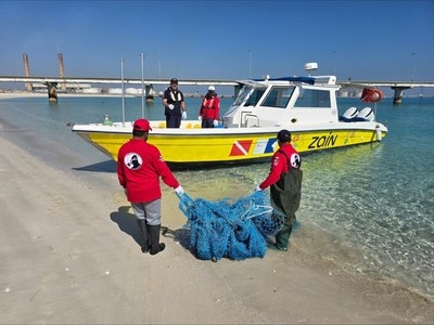 Kuwaiti diving team removes 5 tons of waste, tackles marine pollution