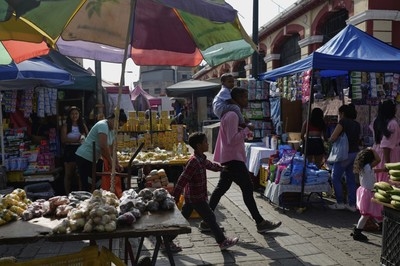 Inflation, currency woes worsen Venezuela's complex crisis