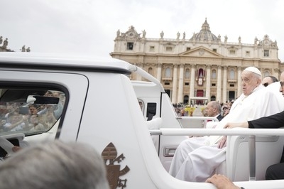Pope Francis makes Easter comeback, delights crowd with popemobile tour