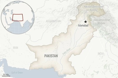 One dead after insurgents briefly seize control of city in southwest Pakistan and loot a bank