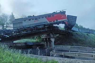 Bridge collapse causes a train to derail in Russia, killing at least 7 people: officials