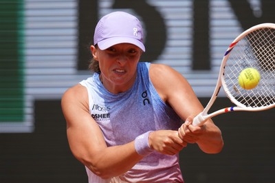 Swiatek extends Roland-Garros win streak, sets up clash with Sabalenka