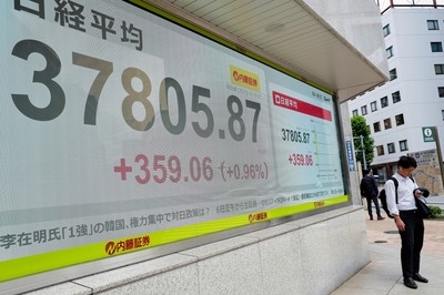 World shares push higher as US stocks inch toward their records