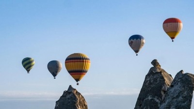 1 killed and 19 injured as hot air balloons crash in central Turkey