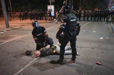 Dozens of anti-govt protesters detained during clashes with riot police in Serbia
