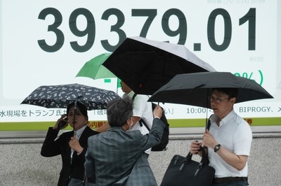 Asian shares mixed after S&P 500 and Nasdaq composite pull back from all-time highs